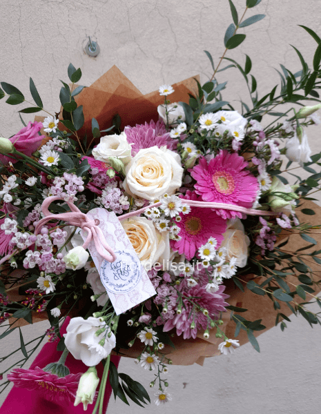 Bouquet di fiori bianchi e rosa