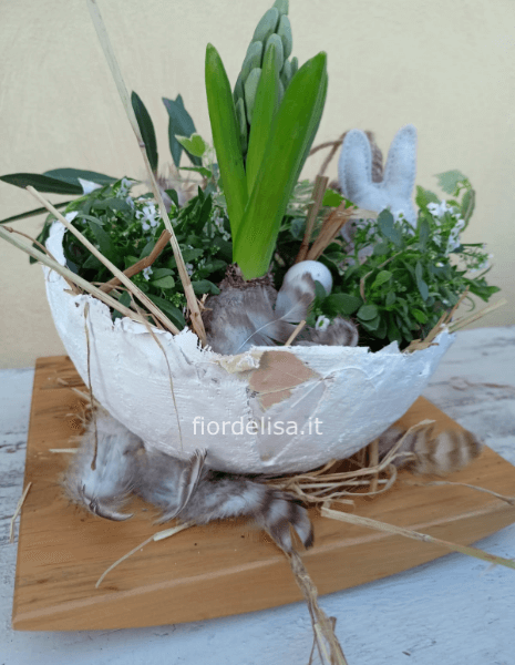 Uovo di Pasqua con piante 