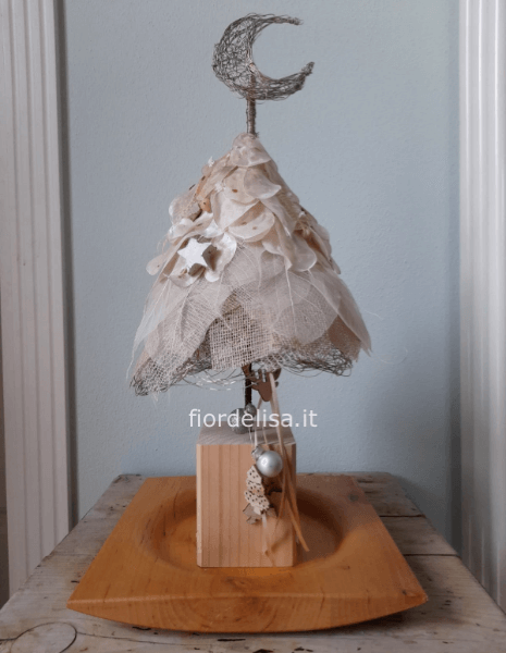 Albero di Natale realizzato con fiori essiccati