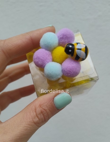 Scatolina con fiorellino, apetta e mimosa 